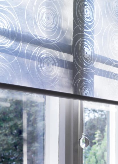 Patterned roller blind